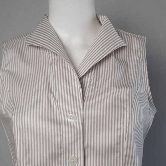 Calvin Klein button down sleeveless top - Picture 2 of 9